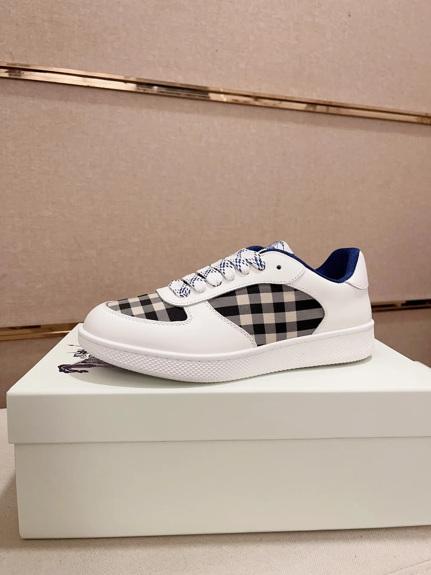 Men's shoes💰: 620💰Top version🥳◾️▫️The new Burberry men's classic low-top sneakers are reinterpreted with Vintage retro plaid cotton material and calfskin, decorated with a new brand logo. First-layer cowhide lining, embossed Burberry logo on the heel, and original TPU outsole! Code number: 38-45. Women's sizes and 46 can be customized.